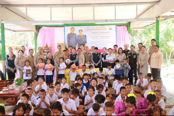 อำนาจเจริญ-มอบทุนการศึกษา-–-เลี้ยงอาหารเด็กนักเรียน