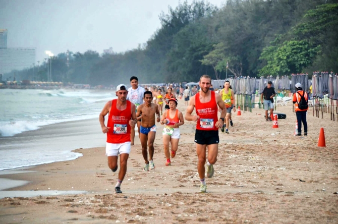 ทะเลเดือด!-นักวิ่งบิกินีแน่นหาดชะอำ-รันวงการท่องเที่ยวเพชรบุรีรับหน้าร้อน