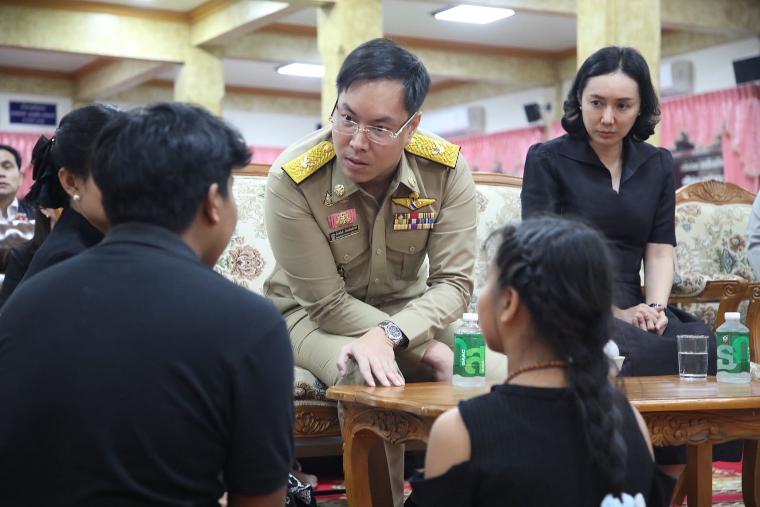 รมชอัครนันท์-ร่วมอาลัยครูเหยื่อกราดยิงอยุธยา-มอบทุนลูก-2-คนจนจบ-ม.6