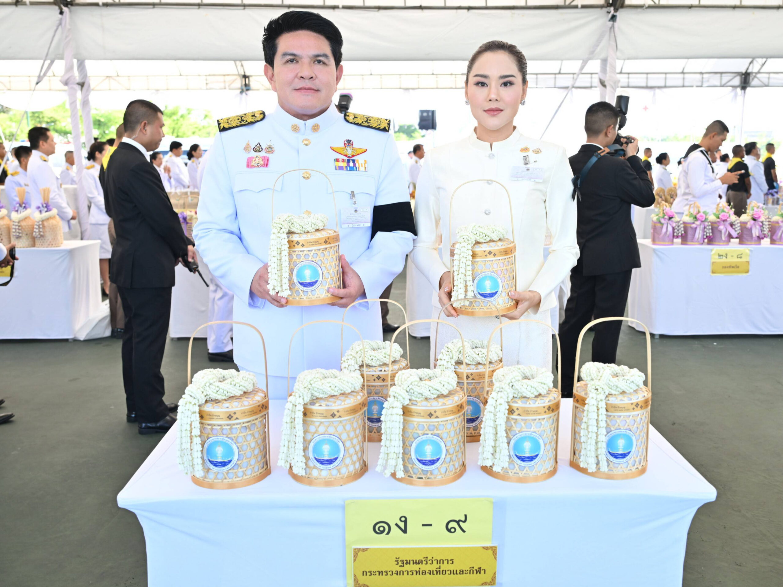 รมว.การท่องเที่ยวและกีฬา-พร้อมภริยา-นำคณะผู้บริหารกระทรวงฯ-ร่วมพิธีทำบุญตักบาตรถวายพระราชกุศล-เนื่องในโอกาสพระราชพิธีมหามงคลเฉลิมพระชนมพรรษา-4-รอบ-สมเด็จพระนางเจ้าฯ-พระบรมราชินี