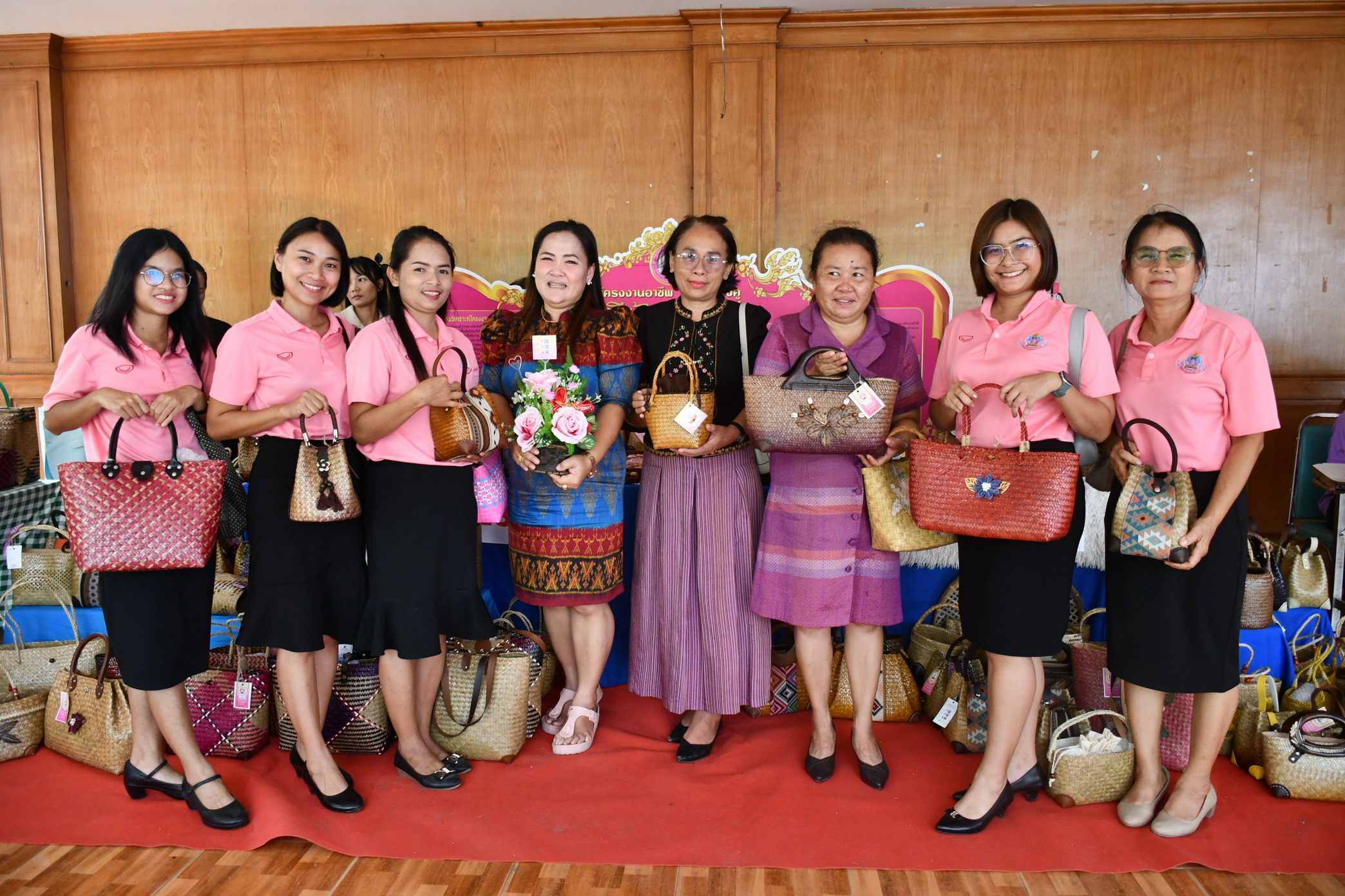 โรงเรียนบ้านจานหนองคู-นำสินค้าไปจำหน่ายในการประชุมสามัญข้าราชการครูและบุคลากรทางการศึกษา-เพื่อเสริมสร้างทักษะอาชีพที่จำเป็นแห่งอนาคต-และเป็นการสร้างรายได้ระหว่างเรียน