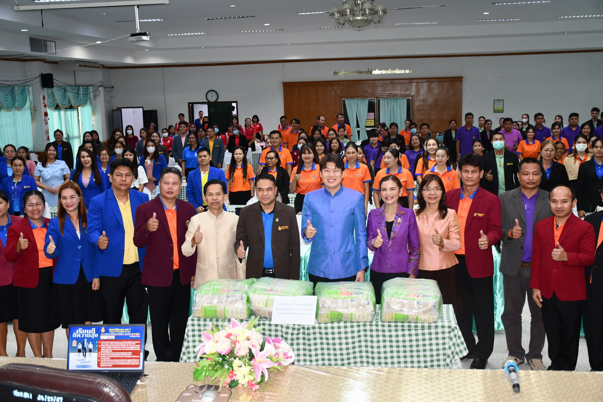 ผอสพป.ศรีสะเกษ-เขต-1-มอบนโยบายการศึกษาและแนวทางการขับเคลื่อนนโยบาย-“เรียนดี-มีความสุข”-กลุ่ม-ceo-วังหิน-2