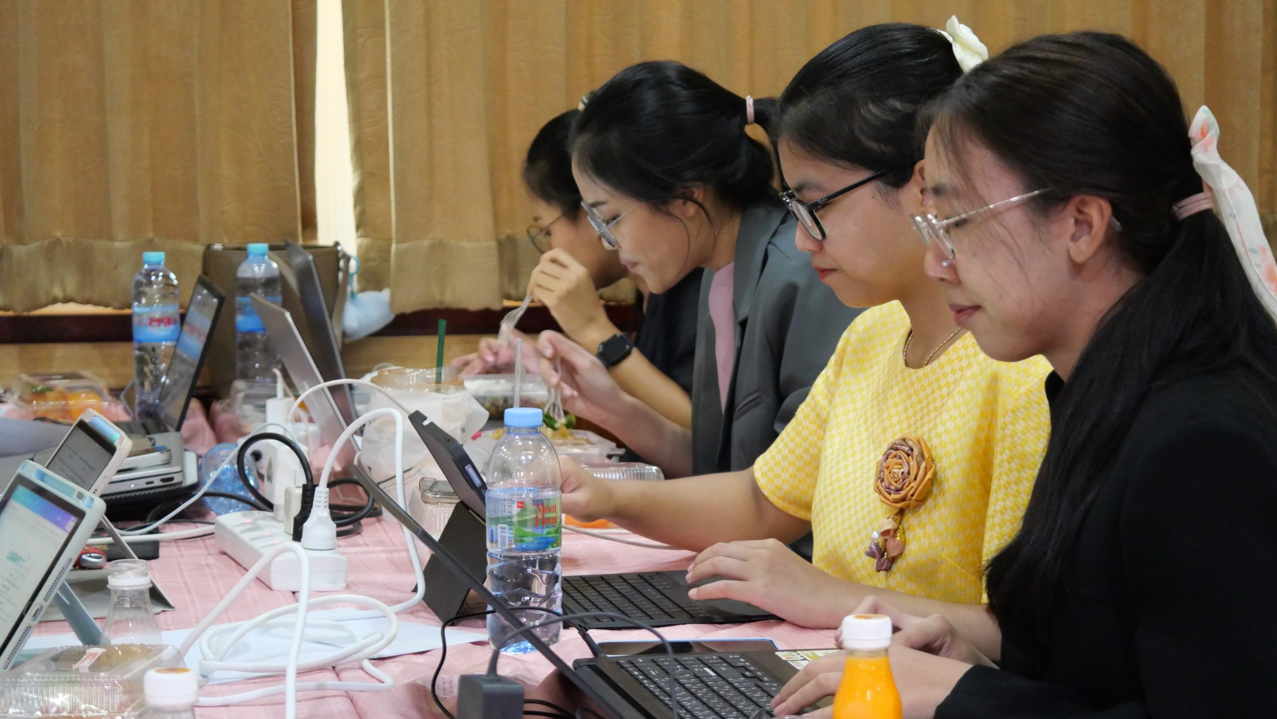 การอบรมพัฒนาสมรรถนะครูในการจัดการเรียนรู้ภาษาต่างประเทศ-ขับเคลื่อนนโยบายเสริมสร้างทักษะอาชีพที่จำเป็นแห่งอนาคต-(future-skill)-ด้านการสื่อสารและประกอบอาชีพของผู้เรียน-ศตวรรษที่-21