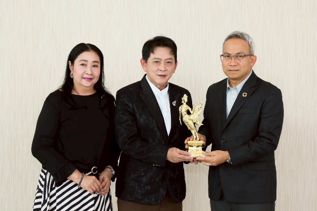 ปลัด-พม.-รับรางวัล-“กินรีทอง”-มหาชน-ครั้งที่-10″-สาขาผู้ส่งเสริมและสร้างโอกาสแก่สังคมตัวอย่าง-พร้อมรับมอบไม้เท้าขาว-จำนวน-100-อัน-ก่อนส่งต่อให้คนพิการ