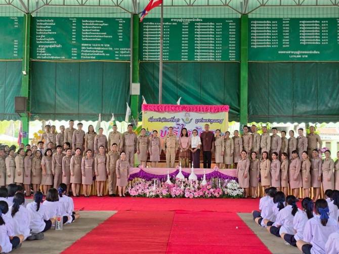 บุคลากรโรงเรียนสุรพินท์พิทยา-มอบทุนนักเรียนยากไรเรียนดี-“วันไหว้ครู”2568