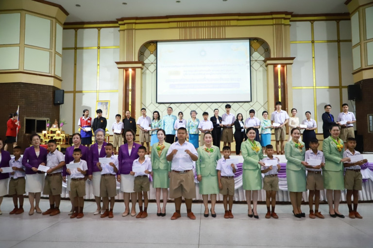 สมาคมสตรีแห่งชาติฯมอบทุนการศึกษาแก่นักเรียนขาดแคลน-ในจังหวัดอุบลราชธานี 