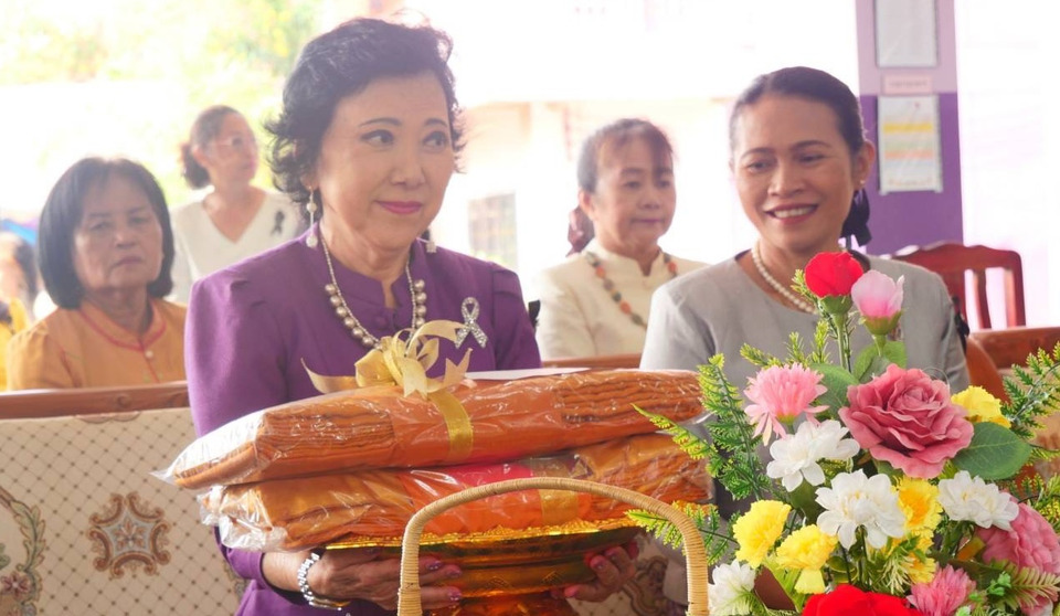 ดร.กัลยาณี-ประธานทอดผ้าป่าสามัคคี-หาทุนพัฒนาการศึกษาโรงเรียนอนุบาลวัดพระโต-ดีใจยอดผ้าป่าสูงเกือบหนึ่งล้านบาท