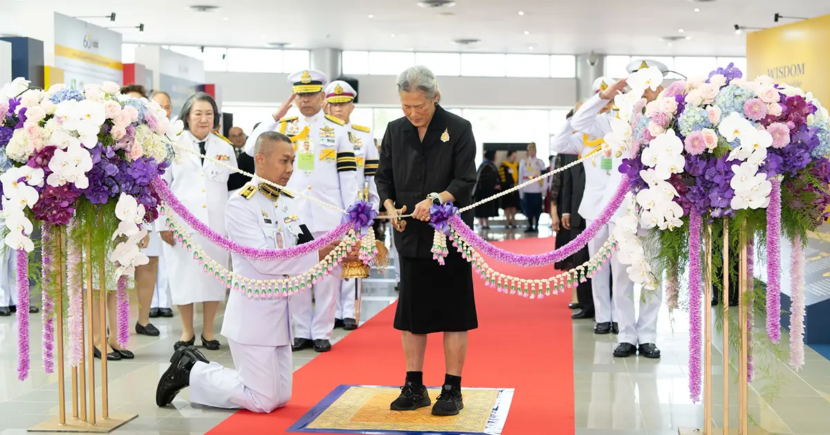 สมเด็จพระกนิษฐาธิราชเจ้า-กรมสมเด็จพระเทพรัตนราชสุดา-ฯ-สยามบรมราชกุมารี-เสด็จฯ-ทรงเปิดนิทรรศการเนื่องในโอกาส-“ครบรอบ-60-ปี-สถาบันบัณฑิตพัฒนบริหารศาสตร์”-–-สถาบันบัณฑิตพัฒนบริหารศาสตร์