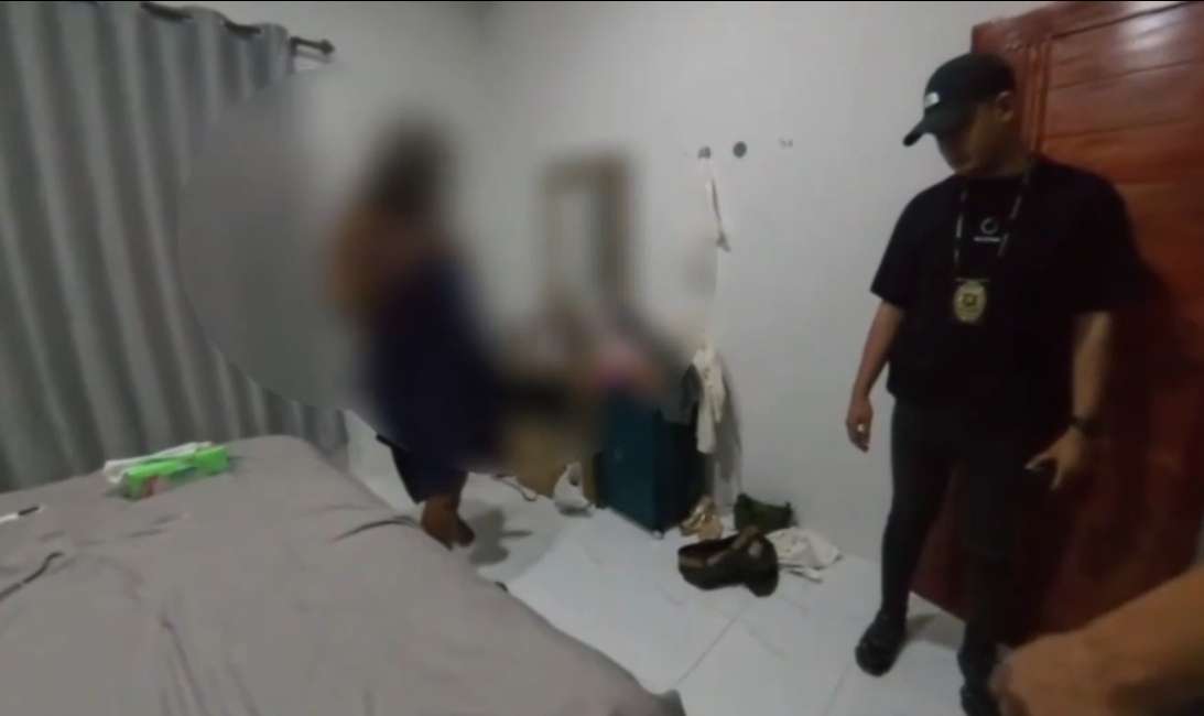 ภาพวินาทีตำรวจท่องเที่ยวเกาะพะงัน-บุกรวบ-2-สาวอูกันด้า-ลอบค้าประเวณี-กำลังเข้าได้เข้าเข็ม-รายได้เดือนละครึ่งล้าน