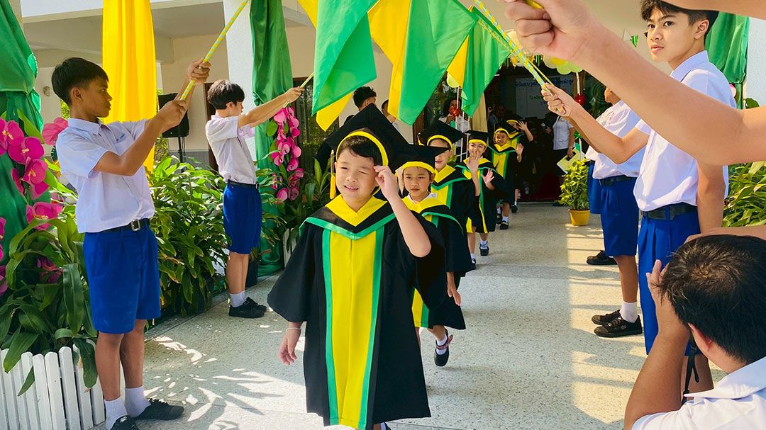 มอบวุฒิบัตรสำเร็จศึกษา-บัณฑิตน้อย-รร.ธัมมสิริฯ-ปลูกฝังความภาคภูมิใจ