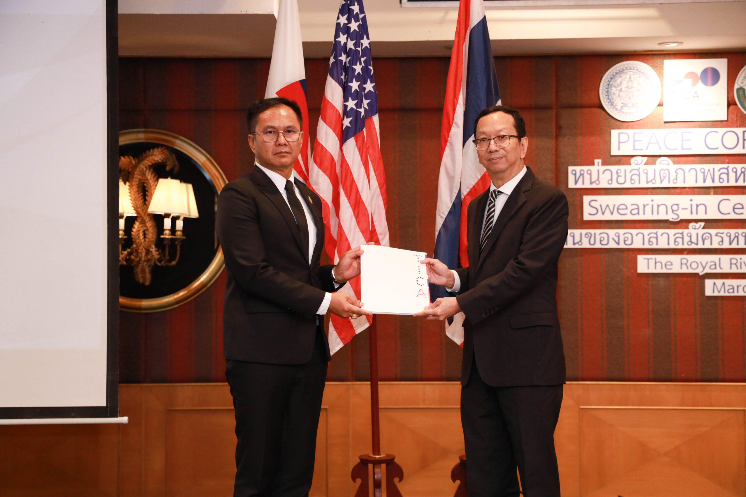 อธิบดีกรมความร่วมมือระหว่างประเทศร่วมพิธีสาบานตนและรับมอบอาสาสมัครอเมริกัน-รุ่นที่-137-–-กระทรวงการต่างประเทศ