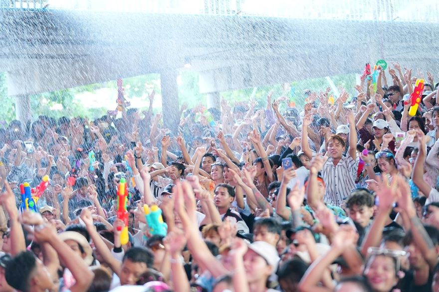 ปิดจบยิ่งใหญ่!-ททท-ปลื้มสงกรานต์-“สวนเบญฯ”-คนแห่ร่วมงาน-3-แสน-เงินสะพัด-448-ลบ.-:-อินโฟเควสท์