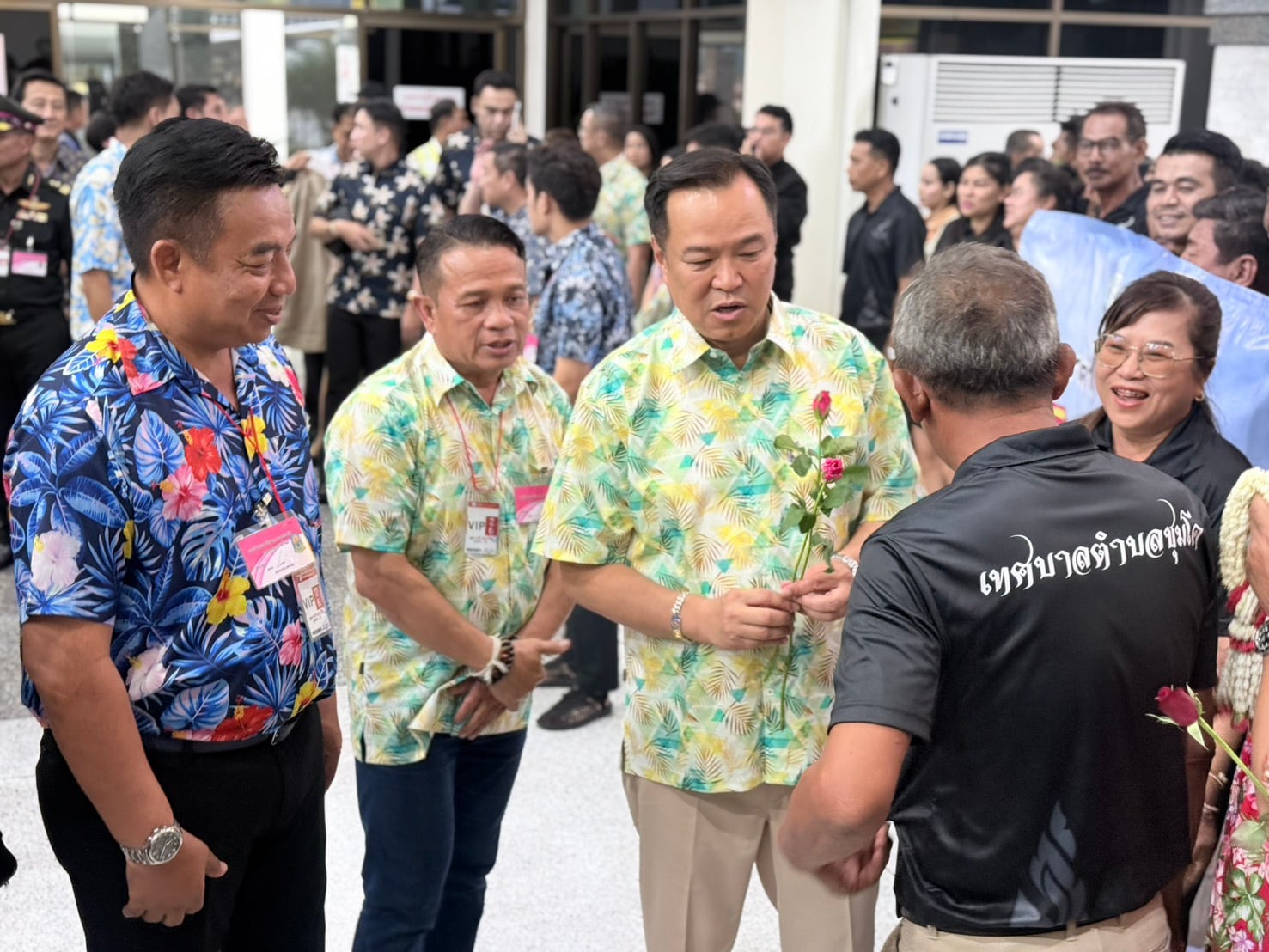 ‘อนุทิน’-สวมเสื้อลายดอก-เปิดงานวันไหลบางเบิดชุมพร