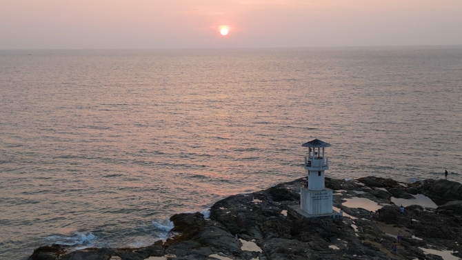 สวยงาม-นักท่องเที่ยวไทย-ต่างชาติ-แห่ชมพระอาทิตย์ตกที่-“ประภาคารเขาหลัก”