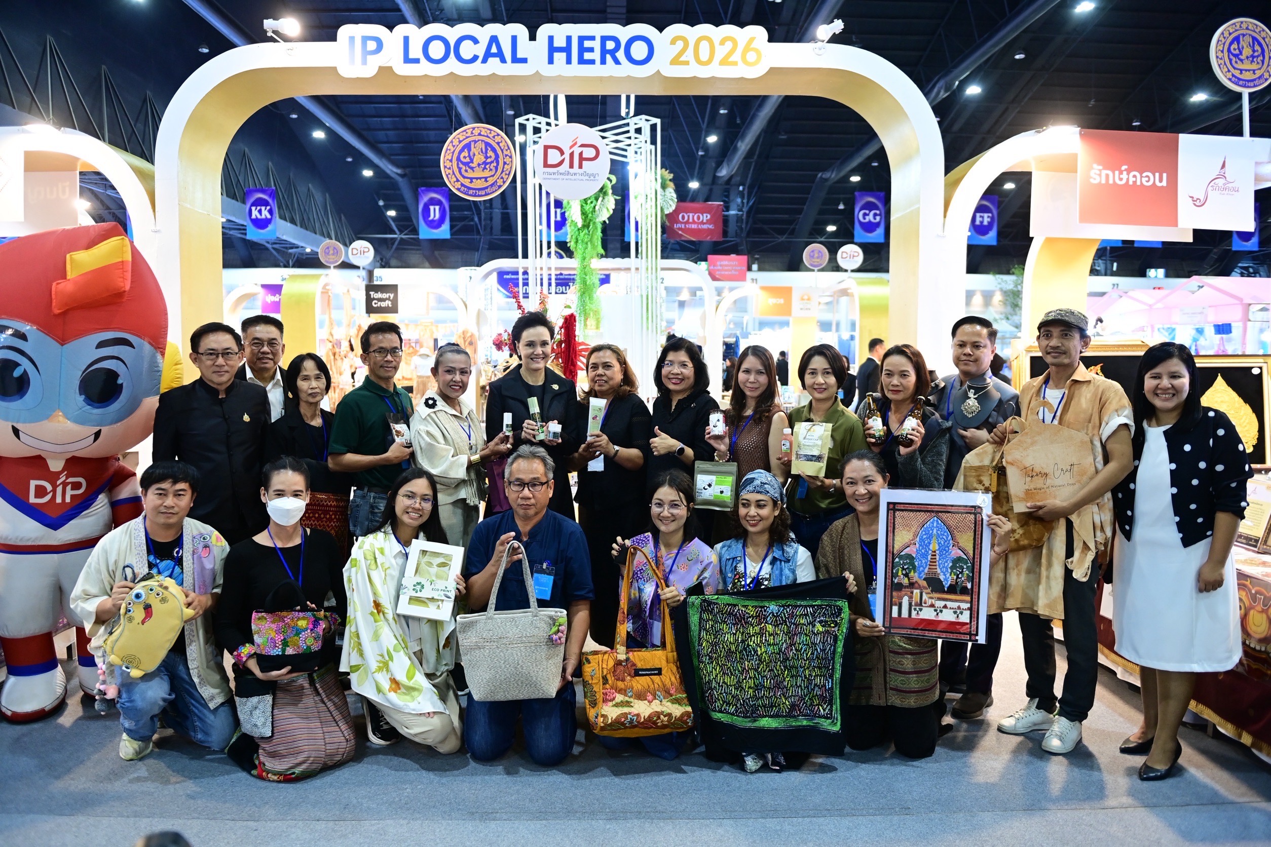 นางศุภจี-สุธรรมพันธุ์-รองนายกรัฐมนตรีและรัฐมนตรีว่าการกระทรวงพาณิชย์-เข้าร่วมพิธีเปิดงาน-“ศิลปาชีพ-ประทีปไทย-otop-หลอมดวงใจด้วยพระบารมี”-ปี-2569-เมื่อวันที่-10-สิงหาคม-2569-ณ-ศูนย์แสดงสินค้าและการประชุมอิมแพ็ค-เมืองทองธานี