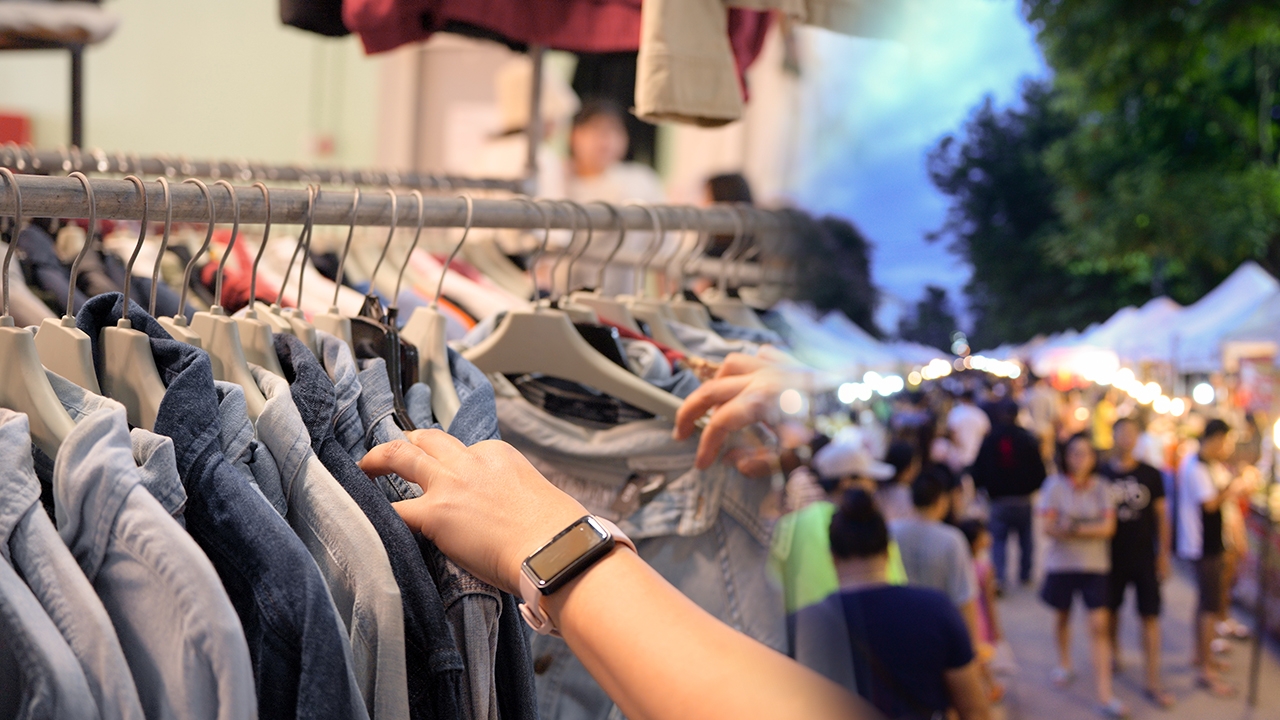 เศรษฐกิจรากหญ้า-คนขายเพิ่ม-คนซื้อรัดเข็มขัด-ตลาดนัดซบเซา