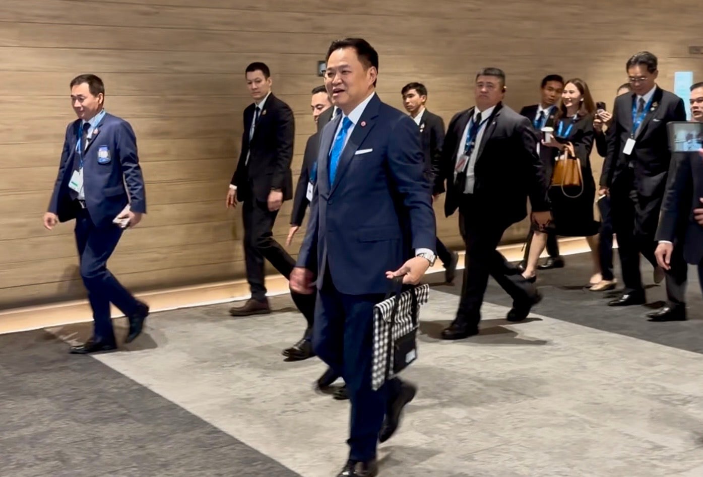 ‘อนุทิน’-อวดกระเป๋าผ้าขาวม้า-ทำแจกผู้นำเศรษฐกิจ-ยิ้มรับประชุมโลก-ยันไม่เหนื่อย